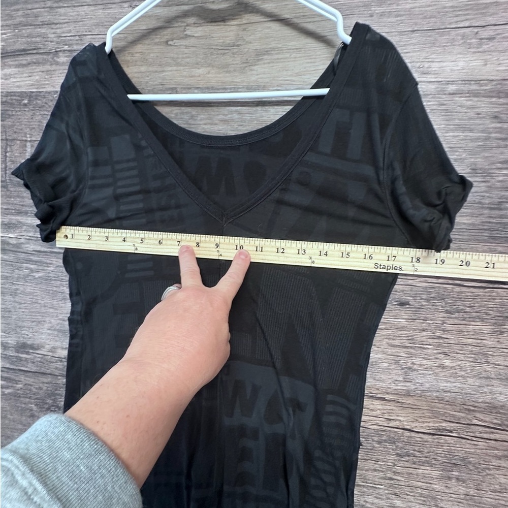 Lululemon Athletica Black Graphic Womens Vneck Short Sleeve Tee - Picture 7 of 8